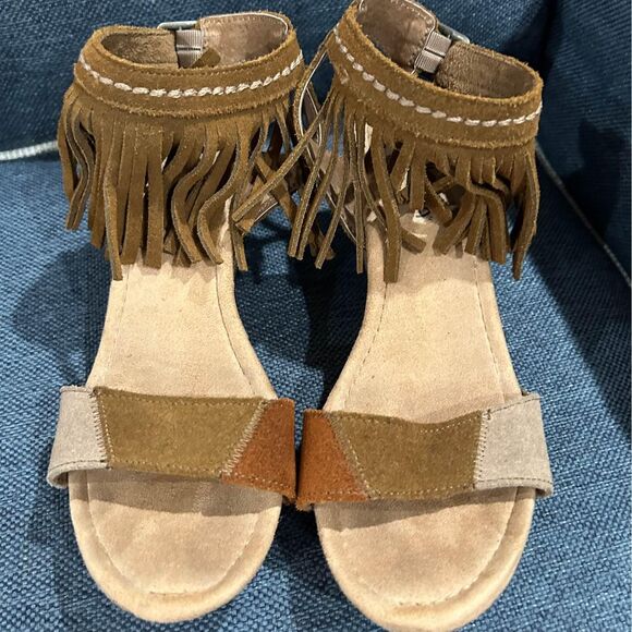 Minnetonka Poppy Wedge Sz. 8 normally $57! - Picture 1 of 5